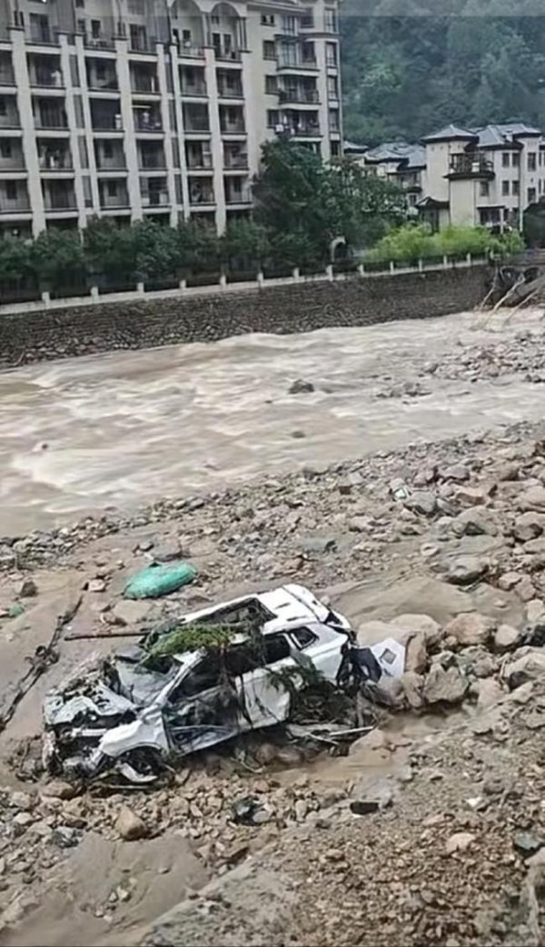 配资短线炒股 河南西峡一汽车遇山洪被冲下河道 景区关闭道路受损