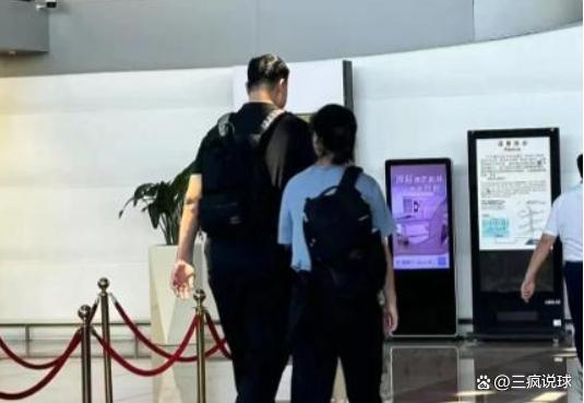 正规配资平台官方 姚明罕见与女儿同框 女儿身高快2米 被围拍很紧张