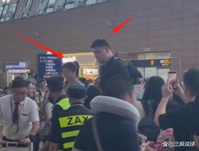 姚明罕见与女儿同框 女儿身高快2米 被围拍很紧张