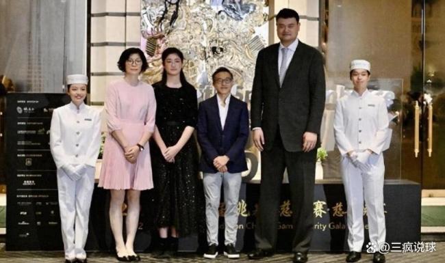 姚明罕见与女儿同框 女儿身高快2米 被围拍很紧张