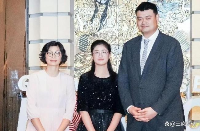 姚明罕见与女儿同框 女儿身高快2米 被围拍很紧张