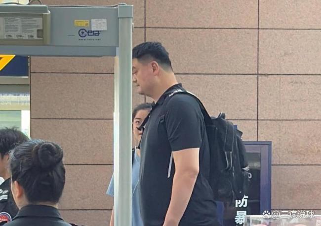 姚明罕见与女儿同框 女儿身高快2米 被围拍很紧张